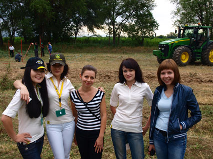 Вот такие хрупкие,красивые девчата из Евразия Групп работают с фермерами